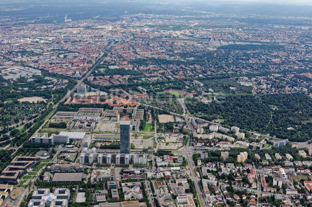 Luftbild München - Stadtansicht von München Moosach zur Innenstadt im Bundesland Bayern, Deutschland