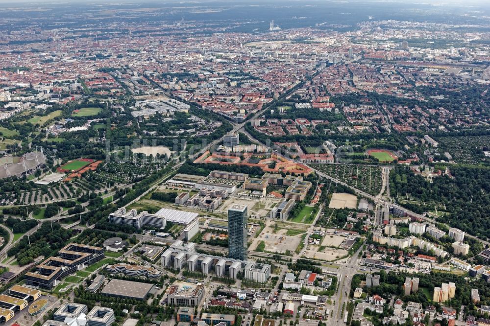 Luftaufnahme München - Stadtansicht von München Moosach zur Innenstadt im Bundesland Bayern, Deutschland