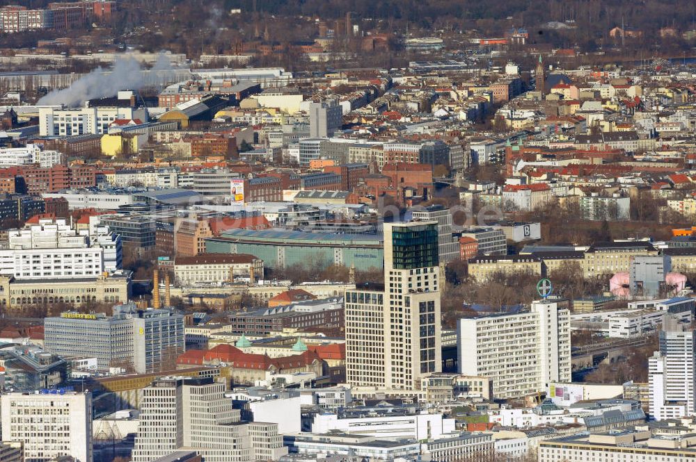 Berlin aus der Vogelperspektive: Stadtansicht mit dem neu errichteten Hochhaus Zoofenster in der City West in Charlottenburg am Bahnhof ZOO