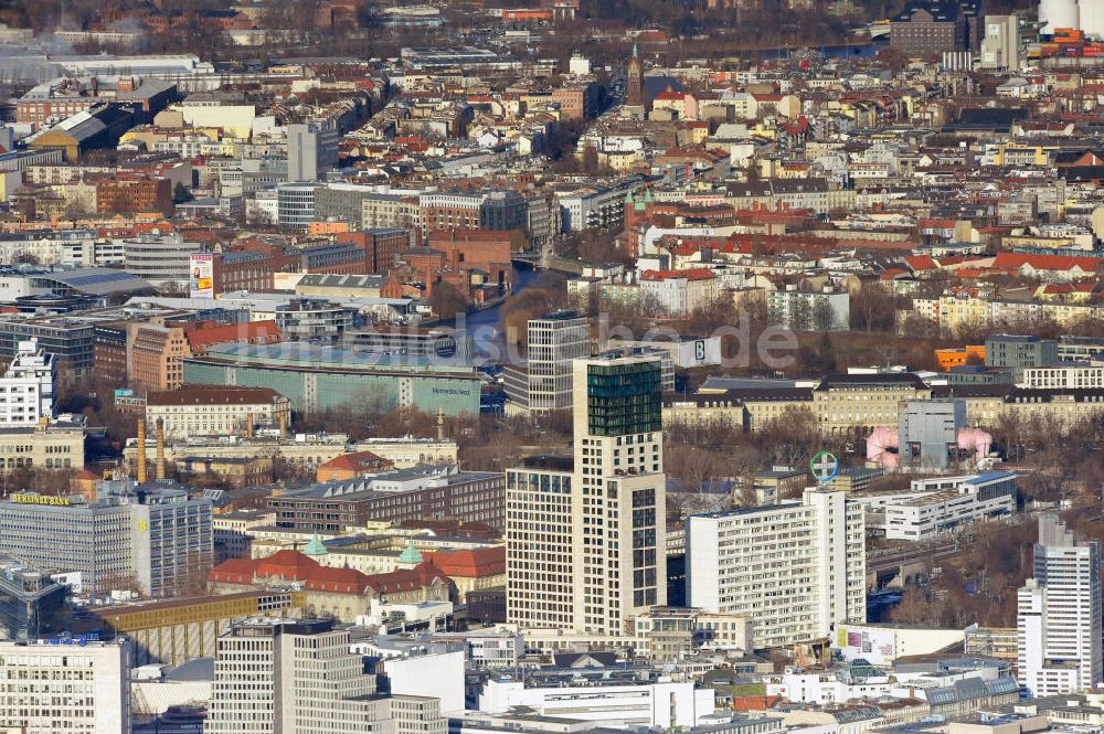 Luftaufnahme Berlin - Stadtansicht mit dem neu errichteten Hochhaus Zoofenster in der City West in Charlottenburg am Bahnhof ZOO