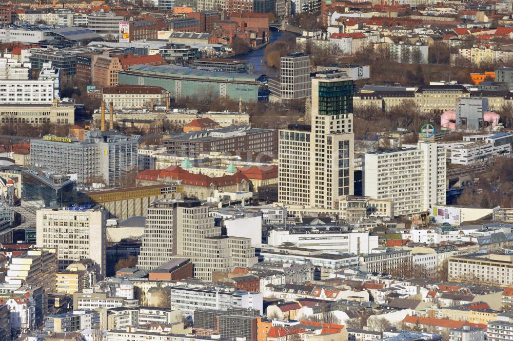 Berlin aus der Vogelperspektive: Stadtansicht mit dem neu errichteten Hochhaus Zoofenster in der City West in Charlottenburg am Bahnhof ZOO