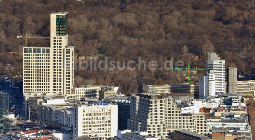 Luftaufnahme Berlin - Stadtansicht mit dem neu errichteten Hochhaus Zoofenster in der City West in Charlottenburg am Bahnhof ZOO