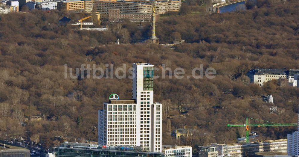 Berlin aus der Vogelperspektive: Stadtansicht mit dem neu errichteten Hochhaus Zoofenster in der City West in Charlottenburg am Bahnhof ZOO