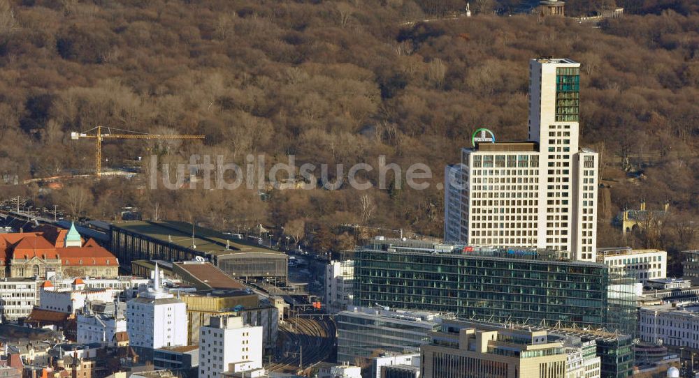 Luftaufnahme Berlin - Stadtansicht mit dem neu errichteten Hochhaus Zoofenster in der City West in Charlottenburg am Bahnhof ZOO