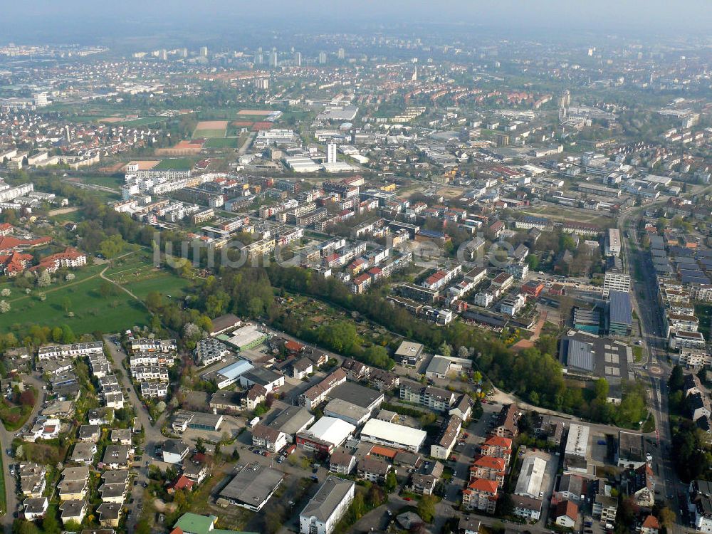 Freiburg von oben - Stadtansicht auf das Neubauwohngebiet Quartier Vauban in Freiburg