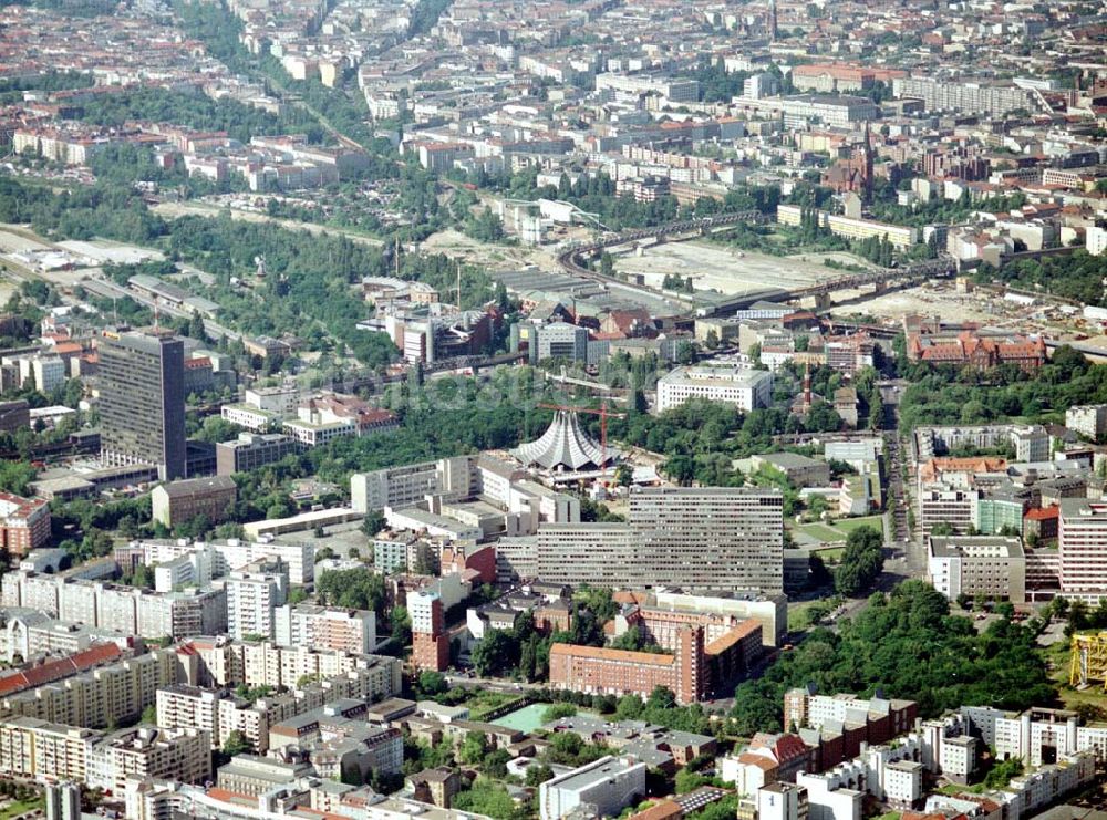 Berlin - Kreuzberg / Tiergarten aus der Vogelperspektive: Stadtansicht mit dem Neuen Velodrom am Anhalter Bhf. / Potsdamer Platz.