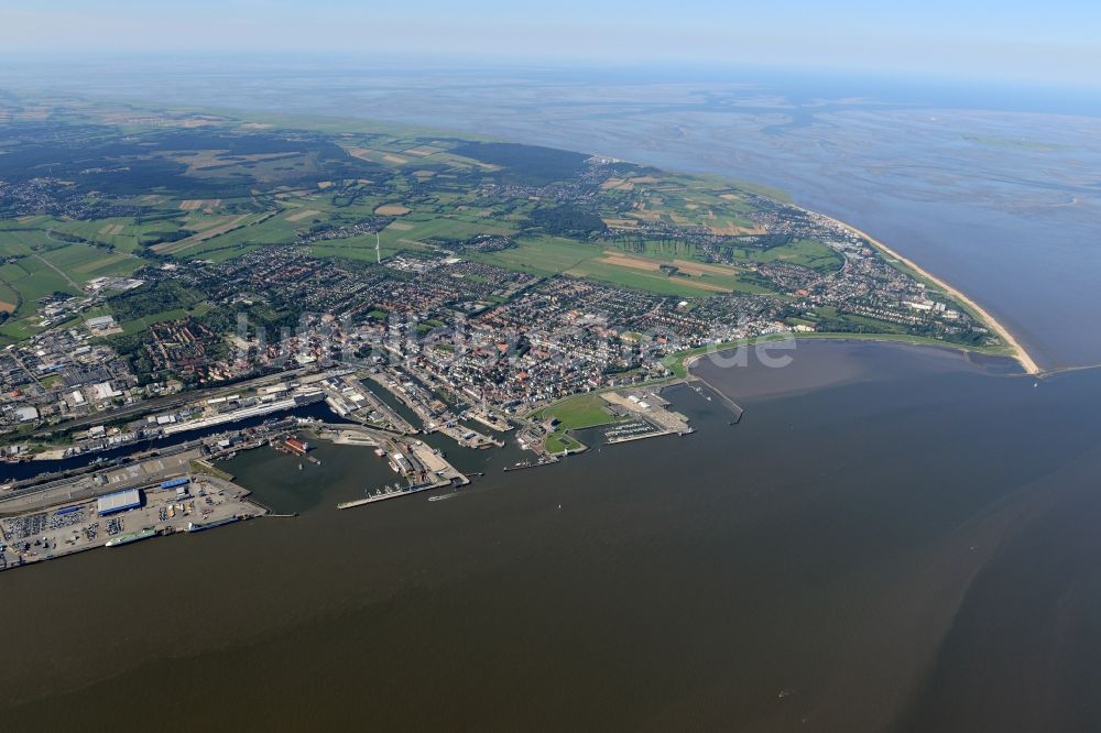 Cuxhaven aus der Vogelperspektive: Stadtansicht des Nordens von Cuxhaven mit dem Hafen und der Elbmündung in die Nordsee im Bundesland Niedersachsen