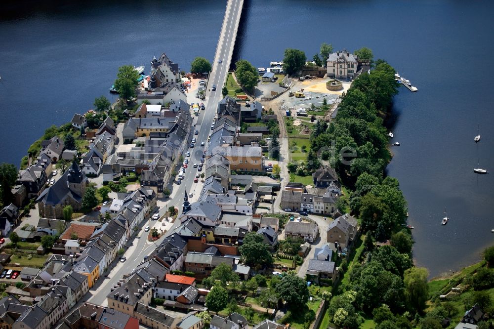 Luftaufnahme Saalburg-Ebersdorf - Stadtansicht der Ortschaft Saalburg-Ebersdorf am Ufer der Bleilochstausee, dem größten Stausee Deutschlands im Bundesland Thüringen