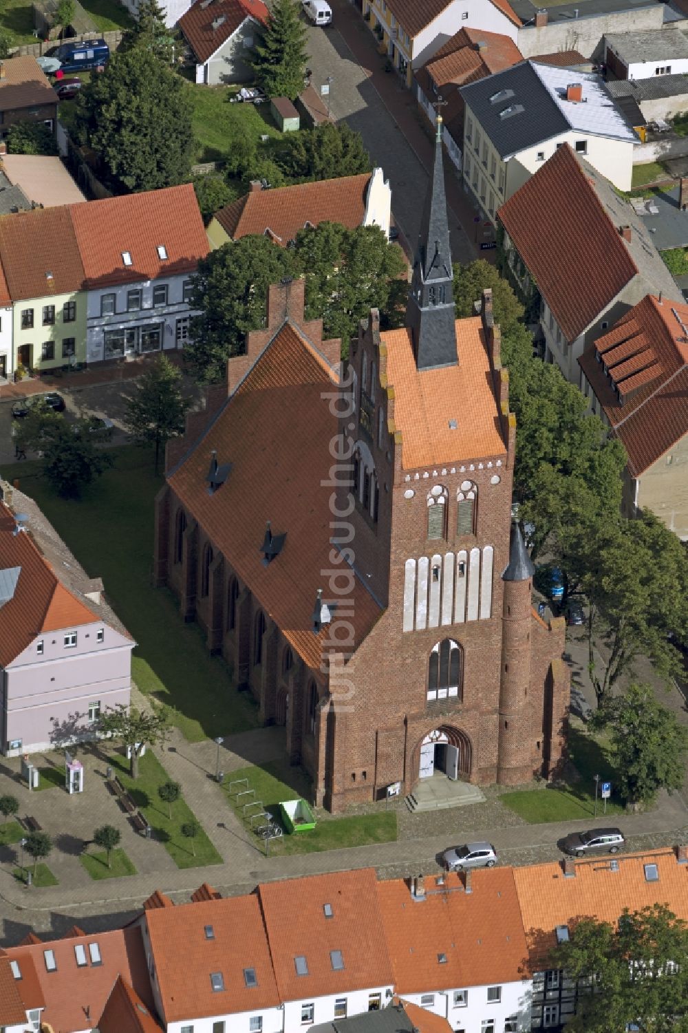 Luftaufnahme Usedom - Stadtansicht vom Ortskern mit der St.-Marien-Kirche, Backsteinkirche am Markt von Usedom im Bundesland Mecklenburg-Vorpommern