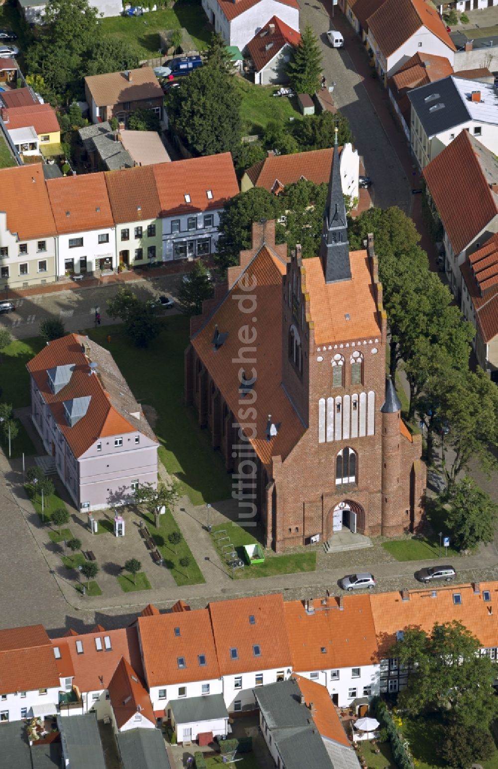 Usedom von oben - Stadtansicht vom Ortskern mit der St.-Marien-Kirche, Backsteinkirche am Markt von Usedom im Bundesland Mecklenburg-Vorpommern