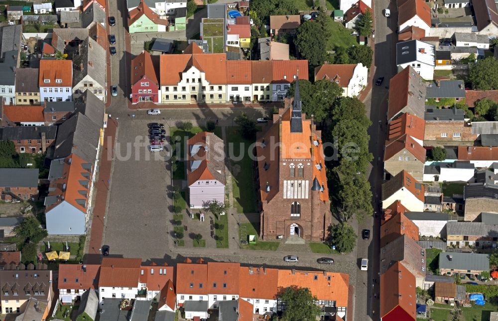 Usedom aus der Vogelperspektive: Stadtansicht vom Ortskern mit der St.-Marien-Kirche, Backsteinkirche am Markt von Usedom im Bundesland Mecklenburg-Vorpommern