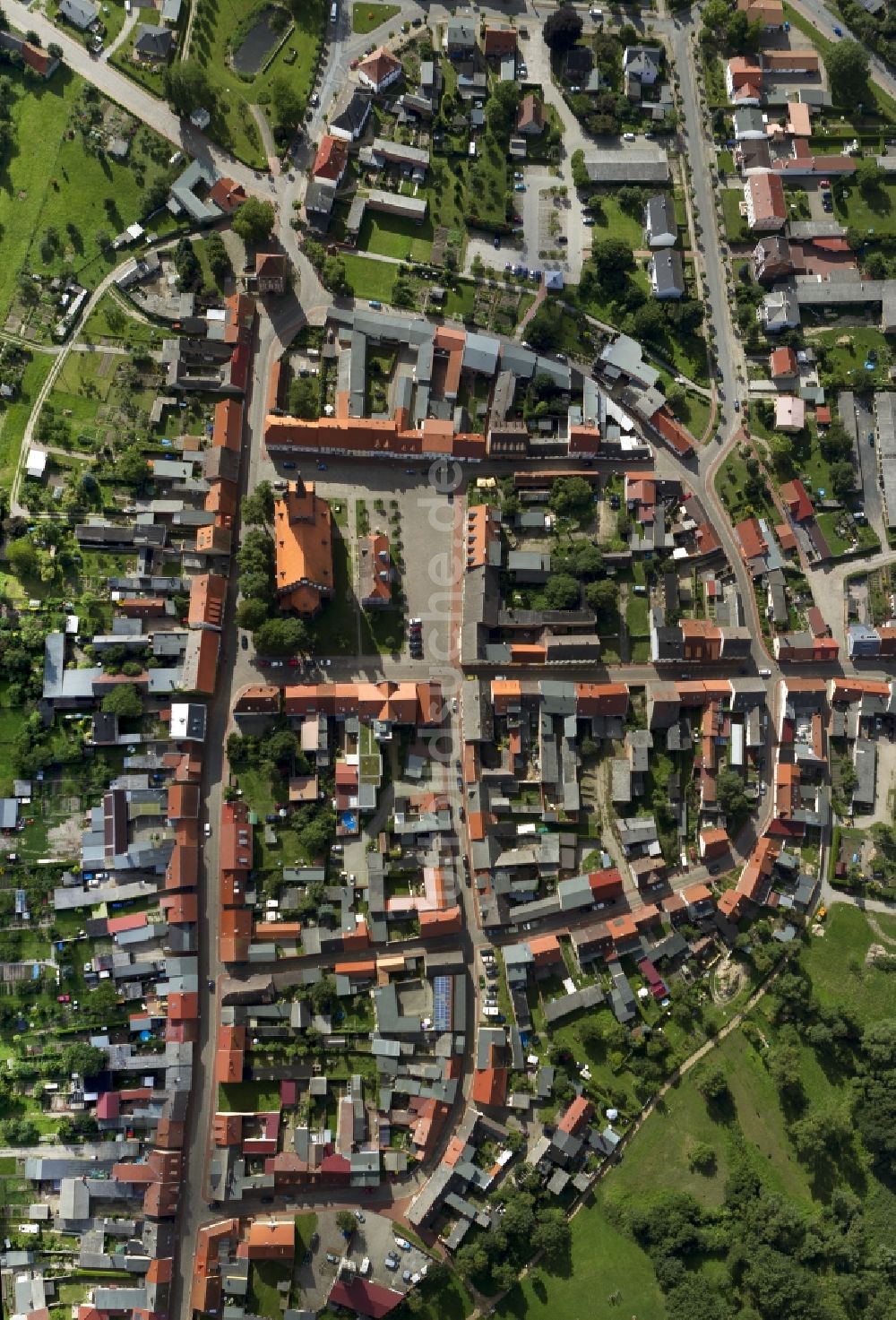 Usedom aus der Vogelperspektive: Stadtansicht vom Ortskern mit der St.-Marien-Kirche, Backsteinkirche am Markt von Usedom im Bundesland Mecklenburg-Vorpommern