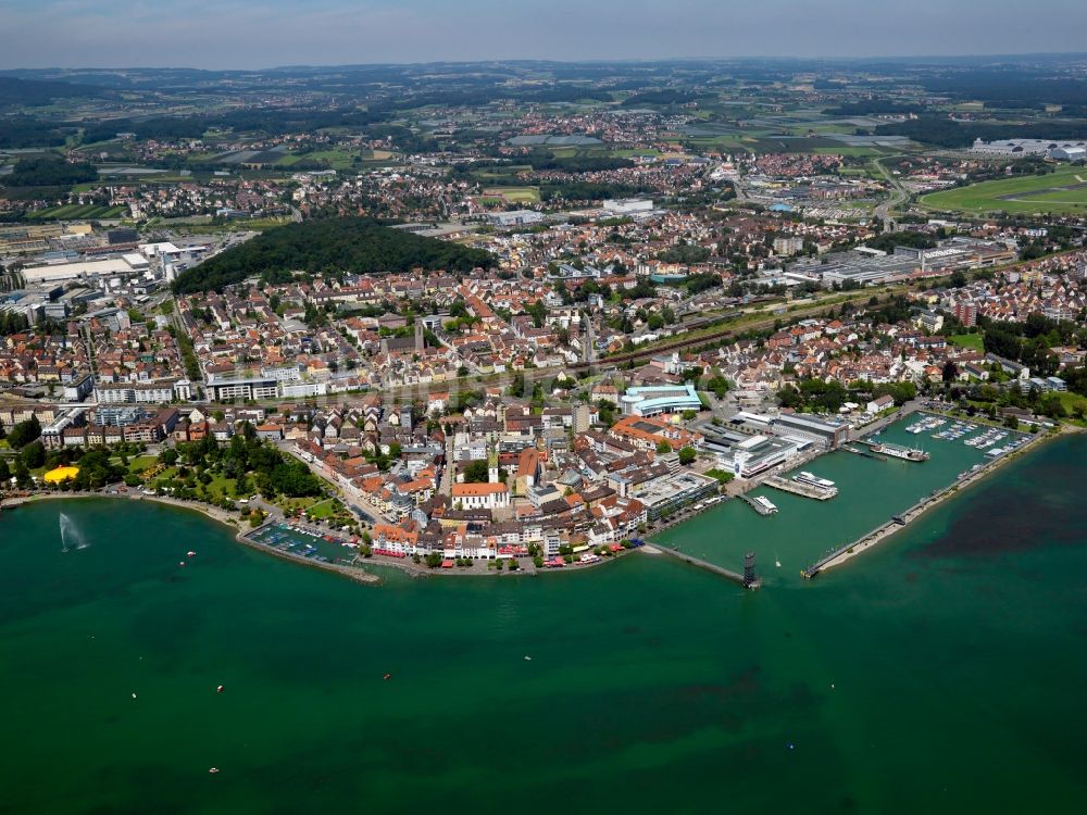 Luftaufnahme Friedrichshafen - Stadtansicht vom Ortszentrum von Friedrichshafen am Ufer des Bodensee im Bundesland Baden-Württemberg