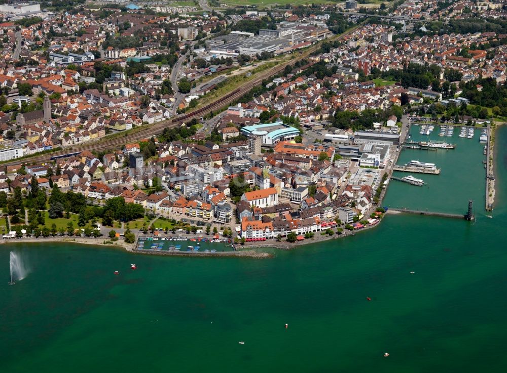 Friedrichshafen von oben - Stadtansicht vom Ortszentrum von Friedrichshafen am Ufer des Bodensee im Bundesland Baden-Württemberg