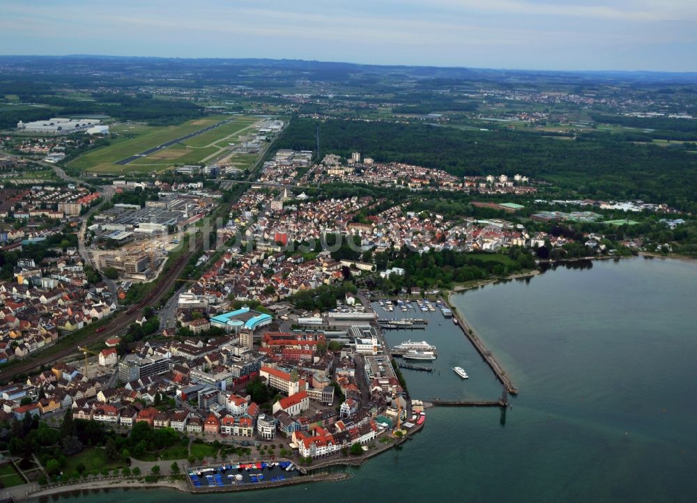 Luftbild Friedrichshafen - Stadtansicht vom Ortszentrum von Friedrichshafen am Ufer des Bodensee im Bundesland Baden-Württemberg