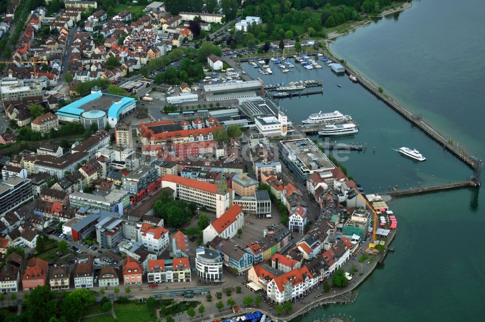 Luftaufnahme Friedrichshafen - Stadtansicht vom Ortszentrum von Friedrichshafen am Ufer des Bodensee im Bundesland Baden-Württemberg