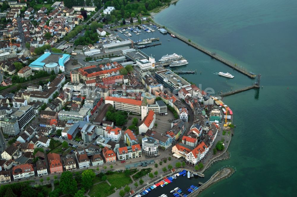 Friedrichshafen von oben - Stadtansicht vom Ortszentrum von Friedrichshafen am Ufer des Bodensee im Bundesland Baden-Württemberg