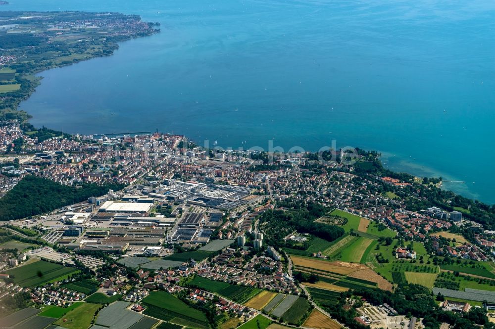 Friedrichshafen von oben - Stadtansicht vom Ortszentrum von Friedrichshafen am Ufer des Bodensee im Bundesland Baden-Württemberg