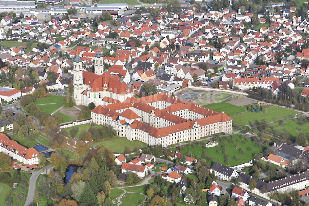 Ottobeuren aus der Vogelperspektive: Stadtansicht von Ottobeuren mit dem Benediktinerkloster Ottobeuren im Bundesland Bayern