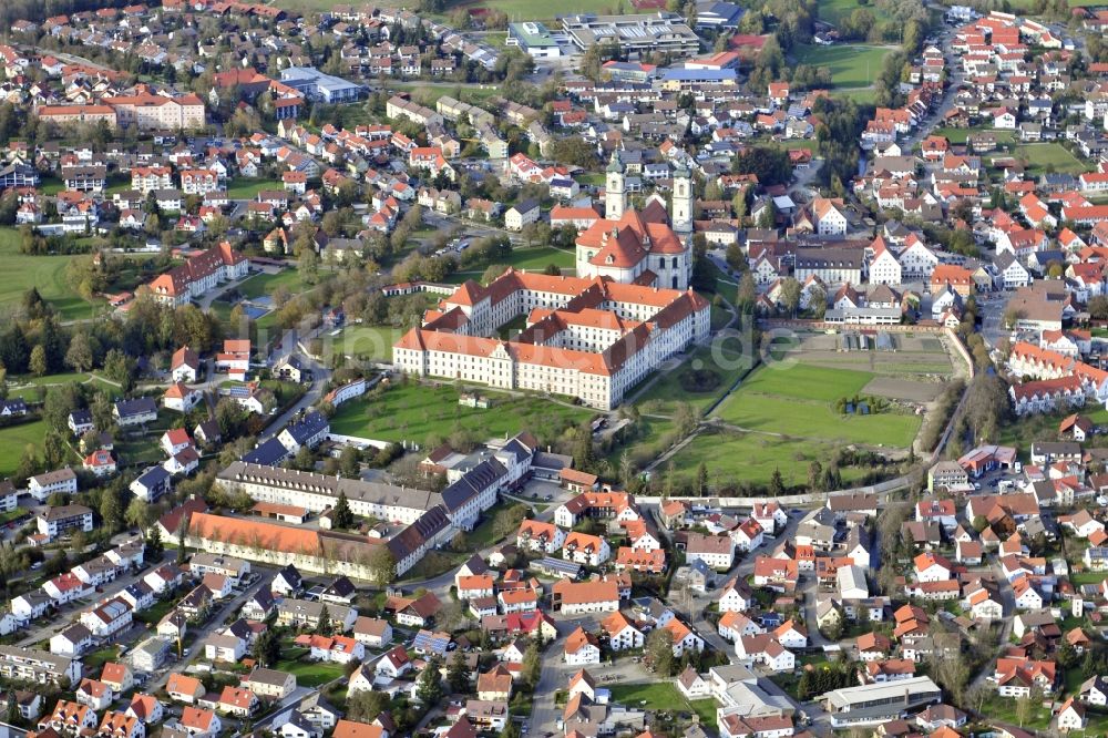 Ottobeuren von oben - Stadtansicht von Ottobeuren mit dem Benediktinerkloster Ottobeuren im Bundesland Bayern