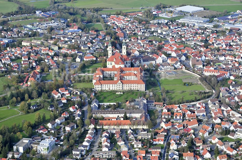 Ottobeuren aus der Vogelperspektive: Stadtansicht von Ottobeuren mit dem Benediktinerkloster Ottobeuren im Bundesland Bayern