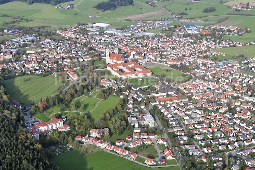 Luftbild Ottobeuren - Stadtansicht von Ottobeuren mit dem Benediktinerkloster Ottobeuren im Bundesland Bayern