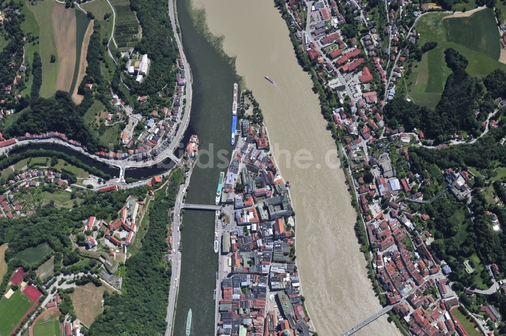 Passau von oben - Stadtansicht von Passau an der Donau im Bundesland Bayern