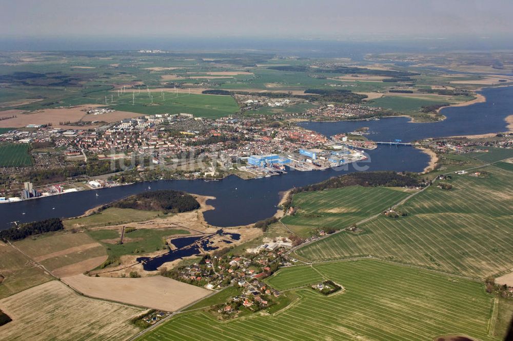 Luftbild Wolgast - Stadtansicht der Peenestadt Wolgast mit der Peenewerft