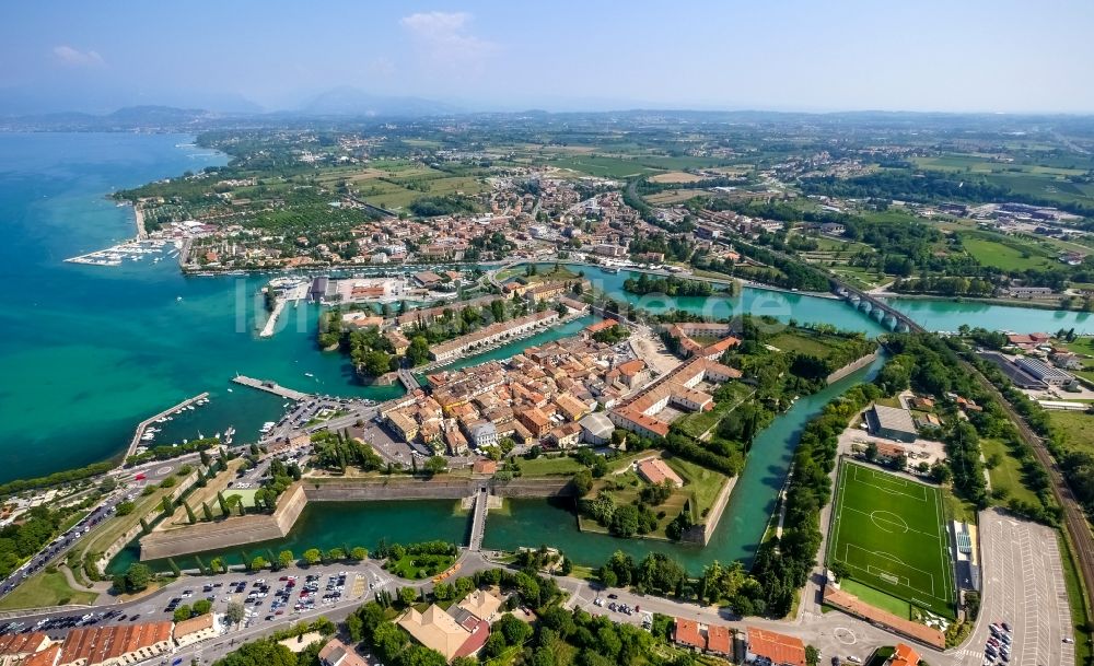 Luftaufnahme Peschiera del Garda - Stadtansicht von Peschiera del Garda in der Provinz Verona in Italien
