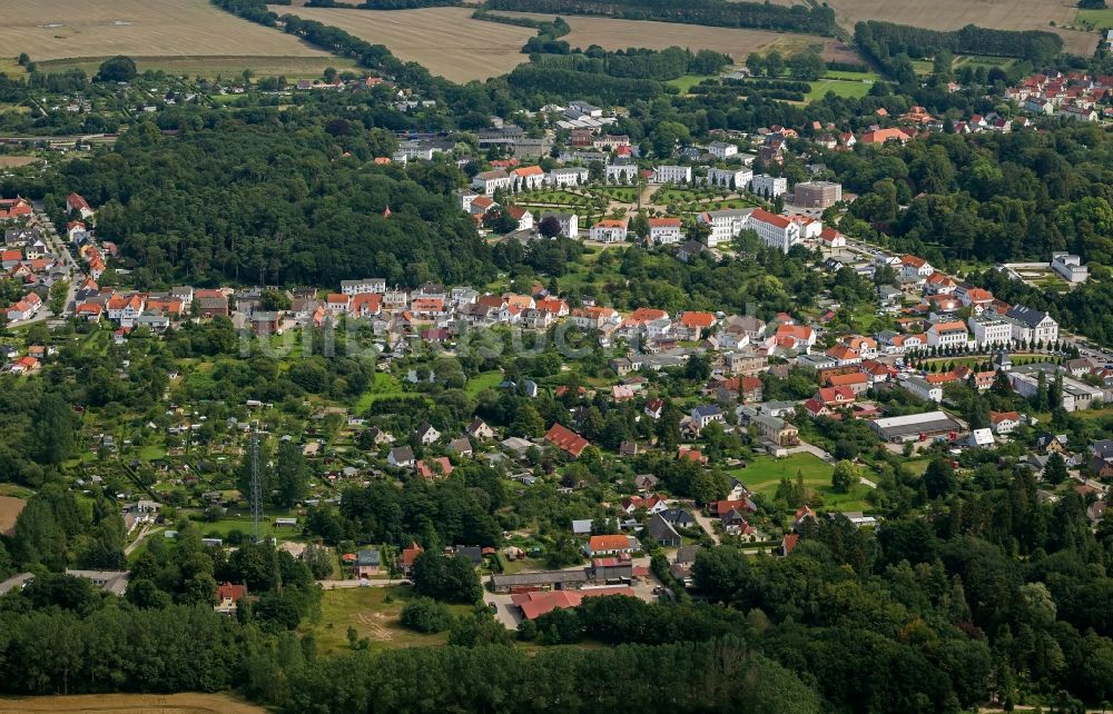 Luftaufnahme Putbus - Stadtansicht von Pitbus auf der Insel Rügen in Mecklenburg-Vorpommern