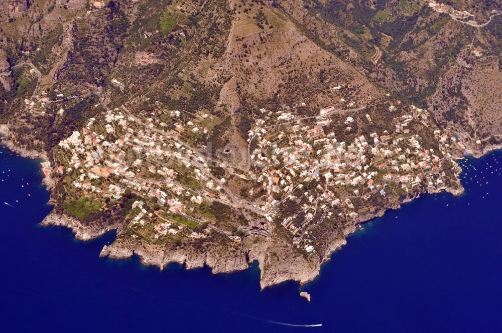 Praiano aus der Vogelperspektive: Stadtansicht von Praiano an der Amalfiküste in der Provinz Salerno in Italien