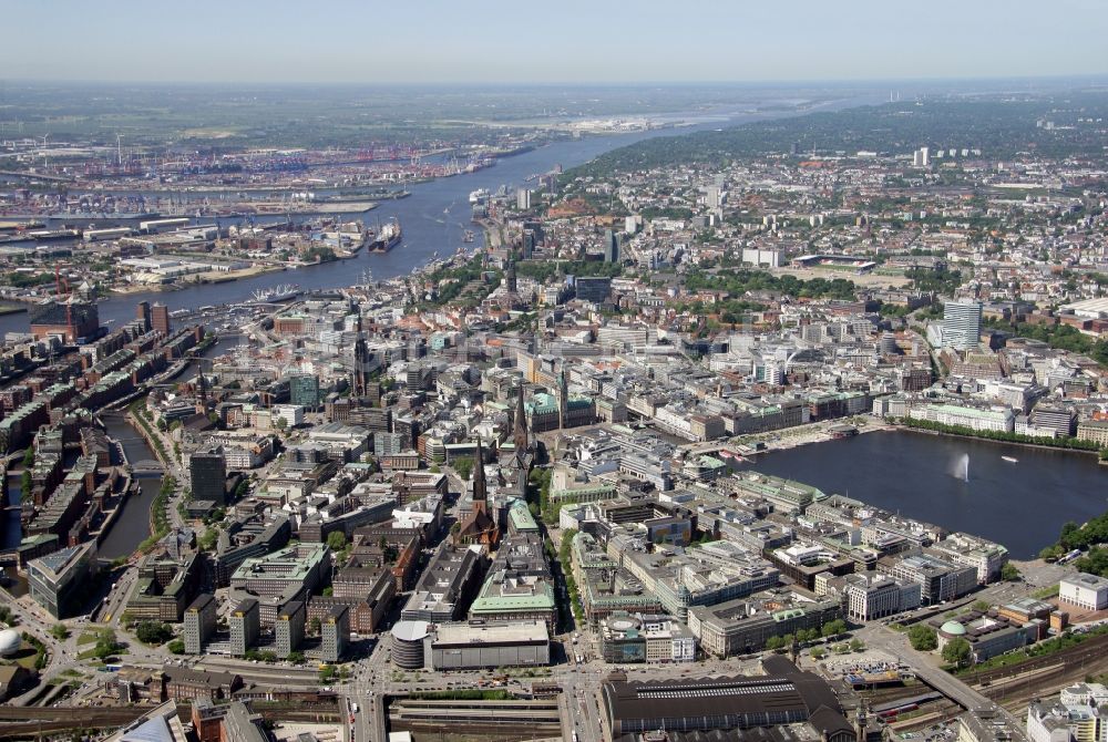 Luftaufnahme Hamburg - Stadtansicht und Rathaus von Hamburg