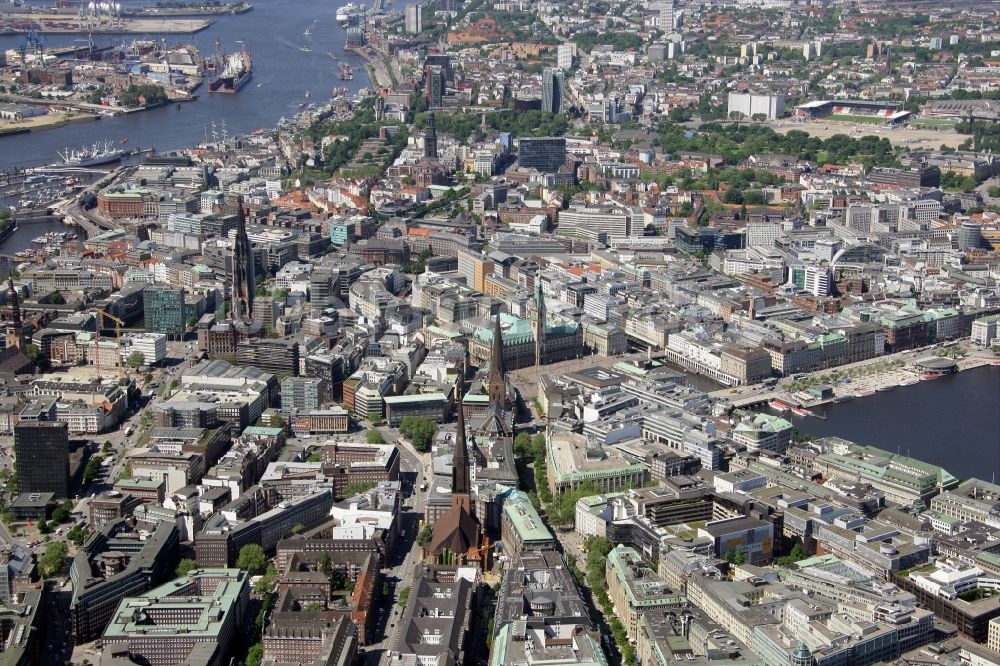 Hamburg von oben - Stadtansicht und Rathaus von Hamburg