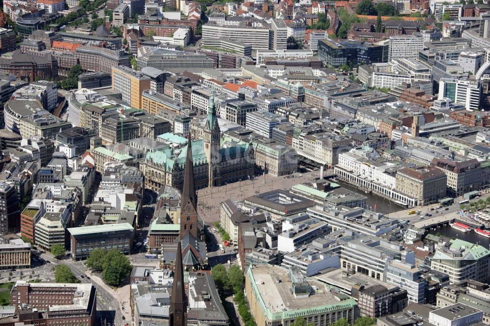 Hamburg aus der Vogelperspektive: Stadtansicht und Rathaus von Hamburg