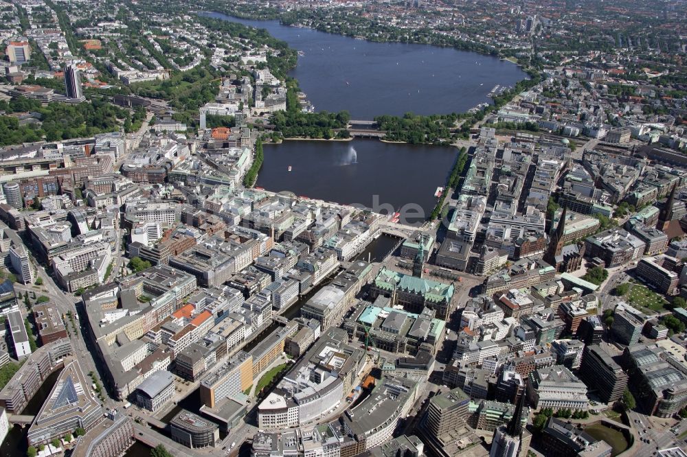 Luftaufnahme Hamburg - Stadtansicht und Rathaus von Hamburg