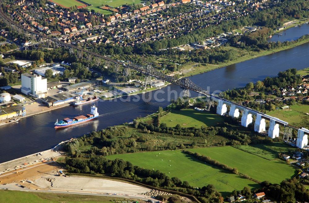 Rendsburg von oben - Stadtansicht von Rendsburg mit dem Streckenverlauf des Bahnviaduktes und der Schwebefähre der Rendsburger Hochbrücke im Bundesland Schleswig-Holstein 