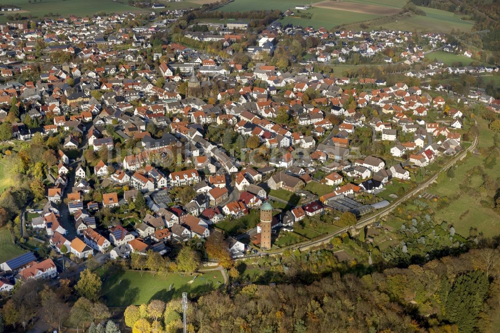 Rüthen von oben - Stadtansicht Rüthen mit der Kirche St. Nikolaus und dem Wasserturm umgeben von der historischen Stadtmauer im Bundesland Nordrhein-Westfalen