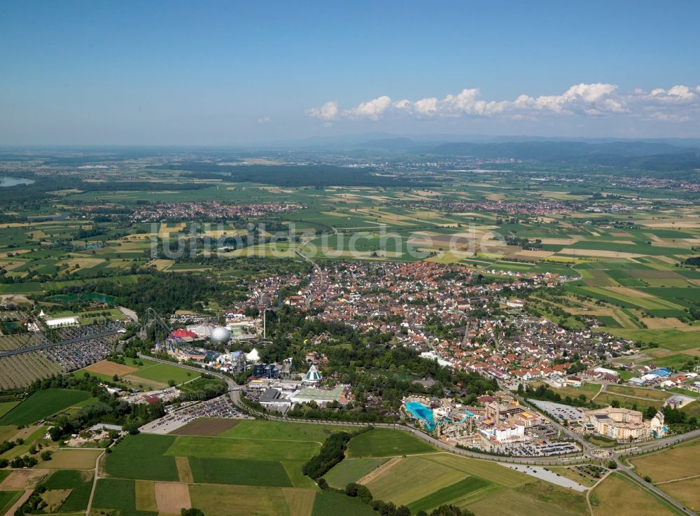 Luftbild Rust - Stadtansicht von Rust und dem Europa-Park im Bundesland Baden-Württemberg