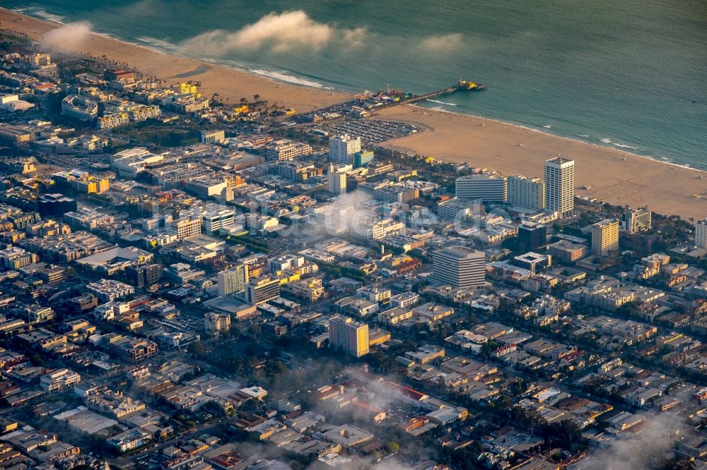 Santa Monica aus der Vogelperspektive: Stadtansicht mit Santa Monica Pier am Sandstrand an der Pazifikküste in Santa Monica in Kalifornien, USA