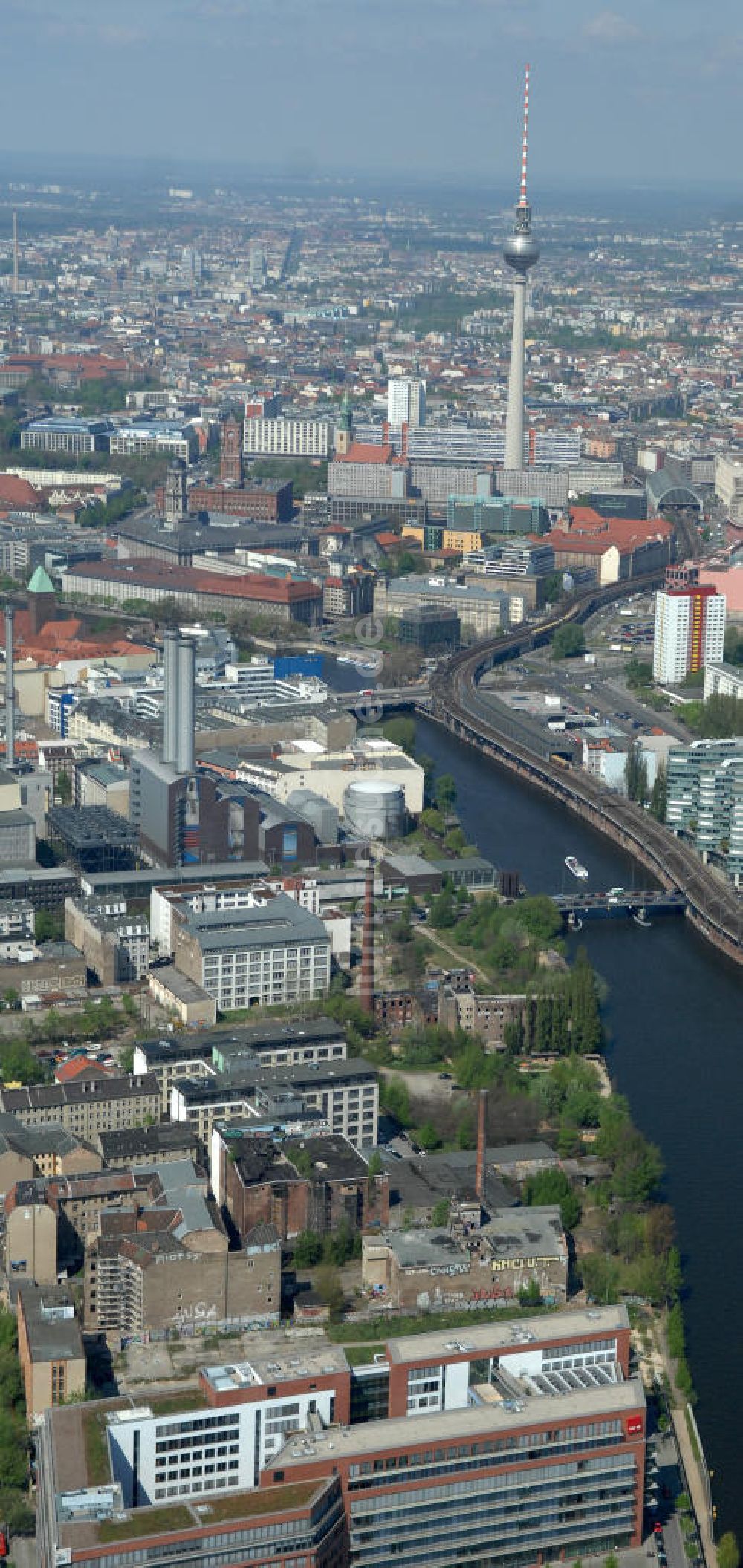 Berlin aus der Vogelperspektive: Stadtansicht vom Spreeverlauf zwischen Kreuzberg und Friedrichshain / Mitte