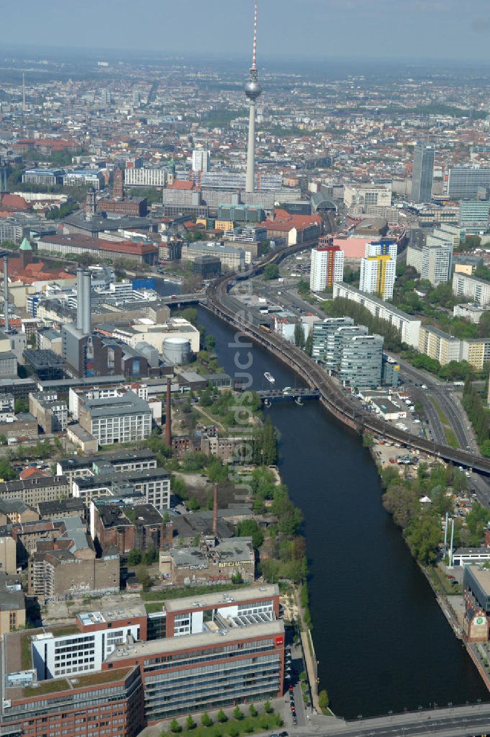 Luftbild Berlin - Stadtansicht vom Spreeverlauf zwischen Kreuzberg und Friedrichshain / Mitte