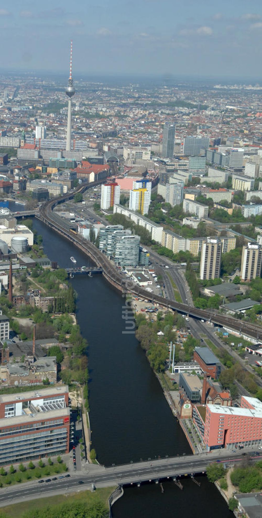 Luftaufnahme Berlin - Stadtansicht vom Spreeverlauf zwischen Kreuzberg und Friedrichshain / Mitte