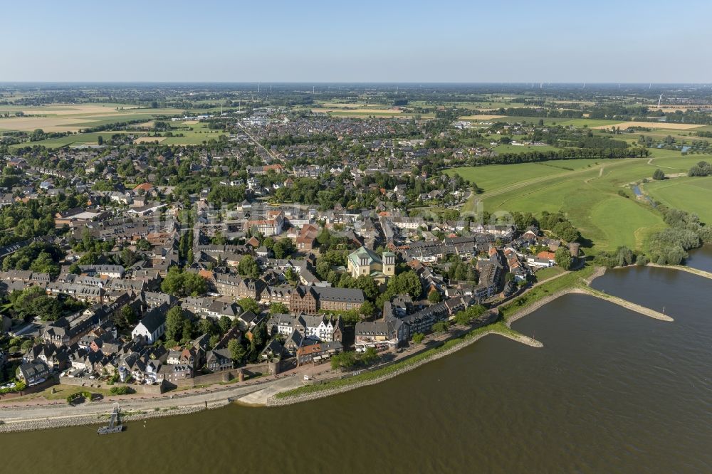 Luftbild Rees - Stadtansicht der Stadt Rees am Ufer des Rhein in Nordrhein-Westfalen