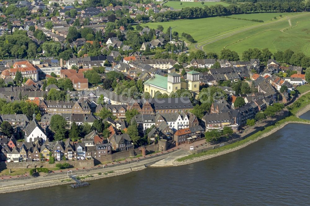 Luftaufnahme Rees - Stadtansicht der Stadt Rees am Ufer des Rhein in Nordrhein-Westfalen