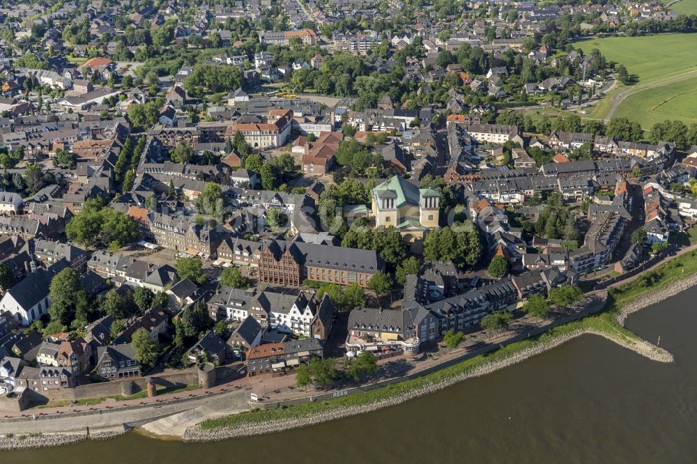 Rees von oben - Stadtansicht der Stadt Rees am Ufer des Rhein in Nordrhein-Westfalen