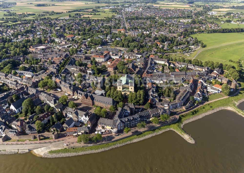 Rees aus der Vogelperspektive: Stadtansicht der Stadt Rees am Ufer des Rhein in Nordrhein-Westfalen