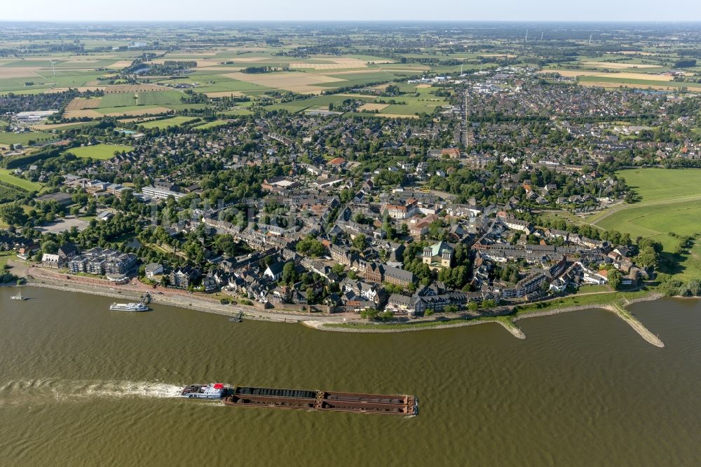 Luftbild Rees - Stadtansicht der Stadt Rees am Ufer des Rhein in Nordrhein-Westfalen