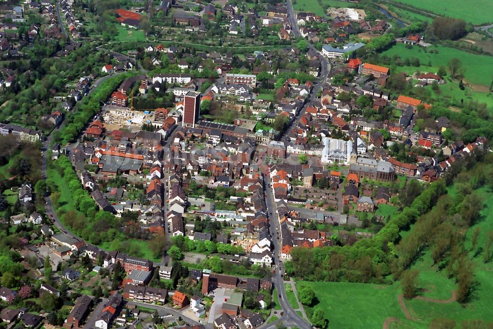 Luftaufnahme Rheinberg - Stadtansicht vom Stadt- Zentrum der Innenstadt von Rheinberg im Bundesland Nordhrhein-Westfalen