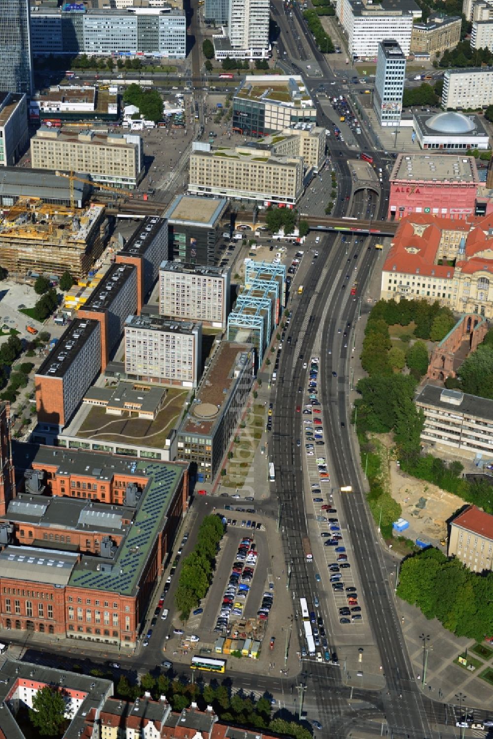 Berlin Mitte aus der Vogelperspektive: Stadtansicht des Stadtbezirk Mitte mit Blick auf den Bahnhof Alexanderplatz, dem Rathaus - Rotes Rathaus und dem Einkaufszentrum ALEXA in Berlin