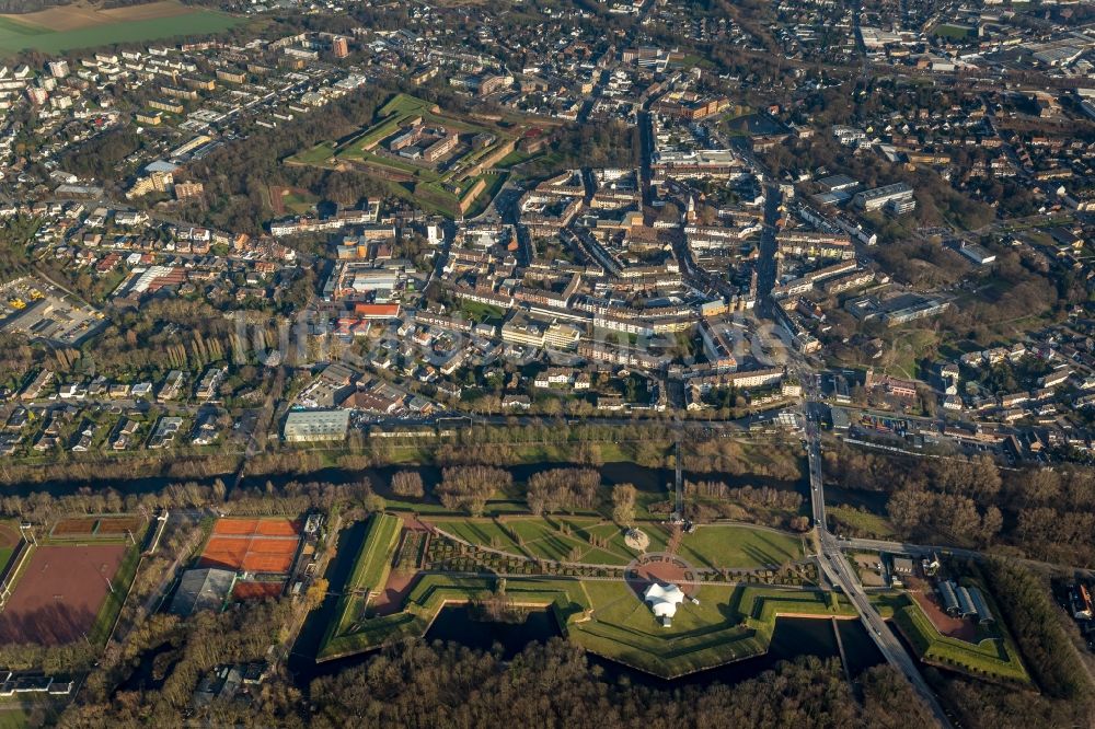 Jülich aus der Vogelperspektive: Stadtansicht mit dem Stadtgarten- Park am Brückenkopf entlang der Ufer der Ruhr in Jülich im Bundesland Nordrhein-Westfalen